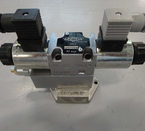 hydraulic valve for use in a mobile application