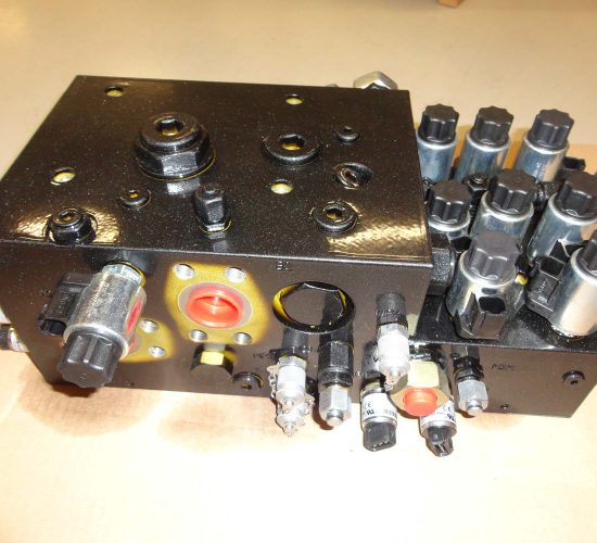 hydraulic manifold equipped with valves and sensors