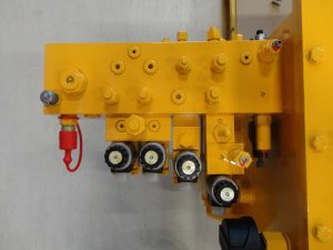 Hydraulic manifold with valves and sensors, part of the hydraulic system of a spreader for a harbour loading system