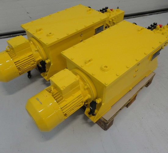 Hydraulic system for spreaders used in harbour loading systems