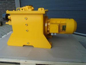 Hydraulic tank with filter, breether filter and motor for a harbour loading system
